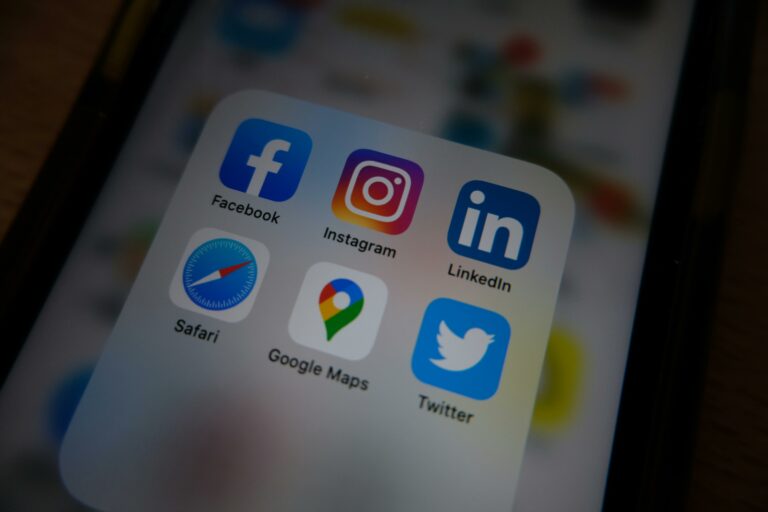 Reseaux sociaux ou medias sociaux - Cover Photo