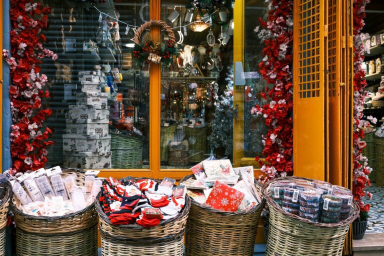 Holiday social media marketing - Cover Photo