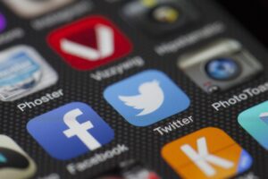 Instagram vs Facebook - Cover Photo