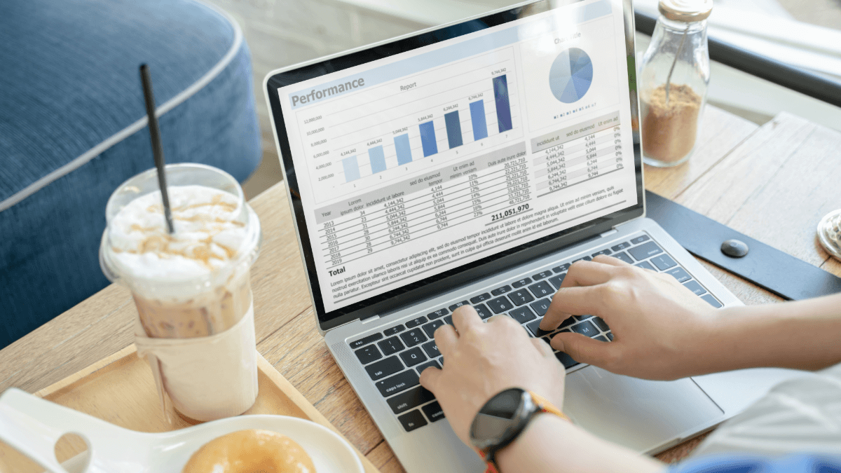 Laptop with growth performance dashboard in a Berlin coffee shop setting – startup analytics