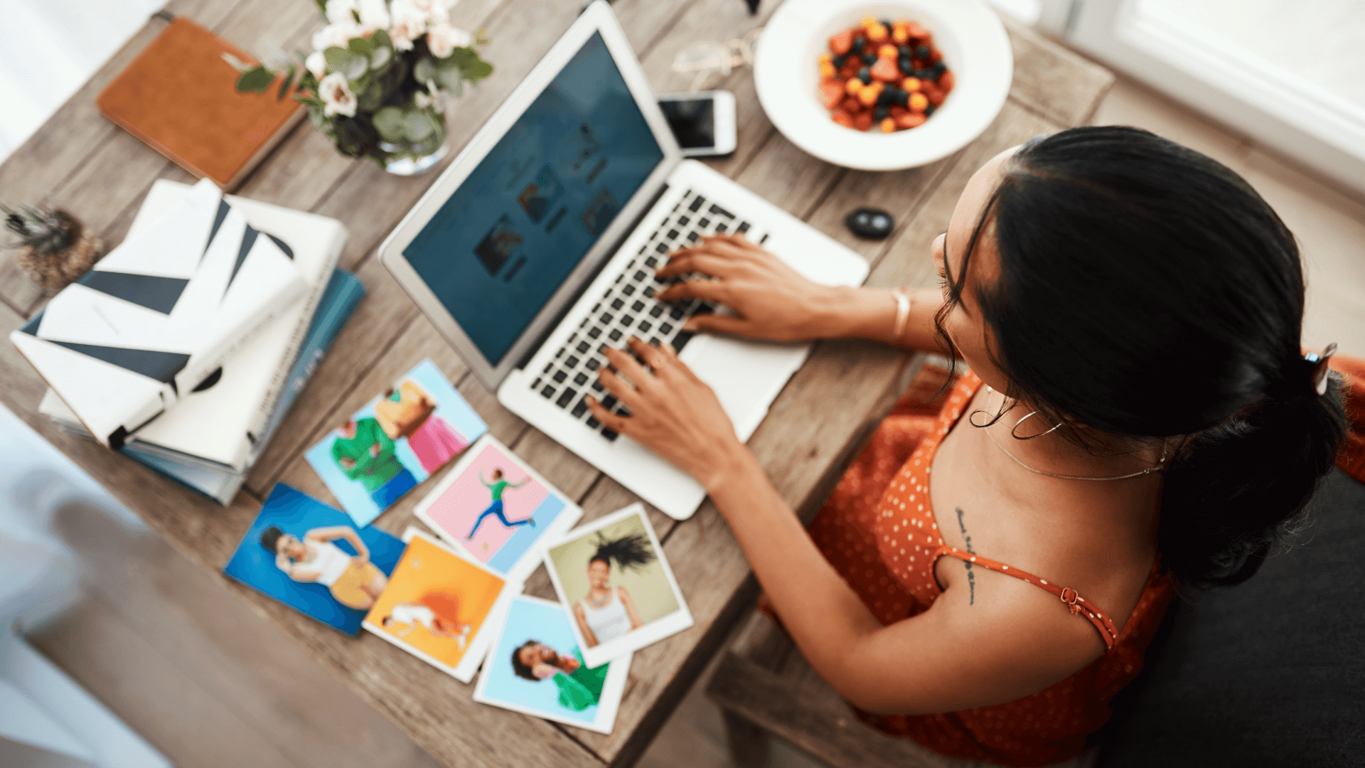 marketer using laptop to analyse influencer media value and campaign images